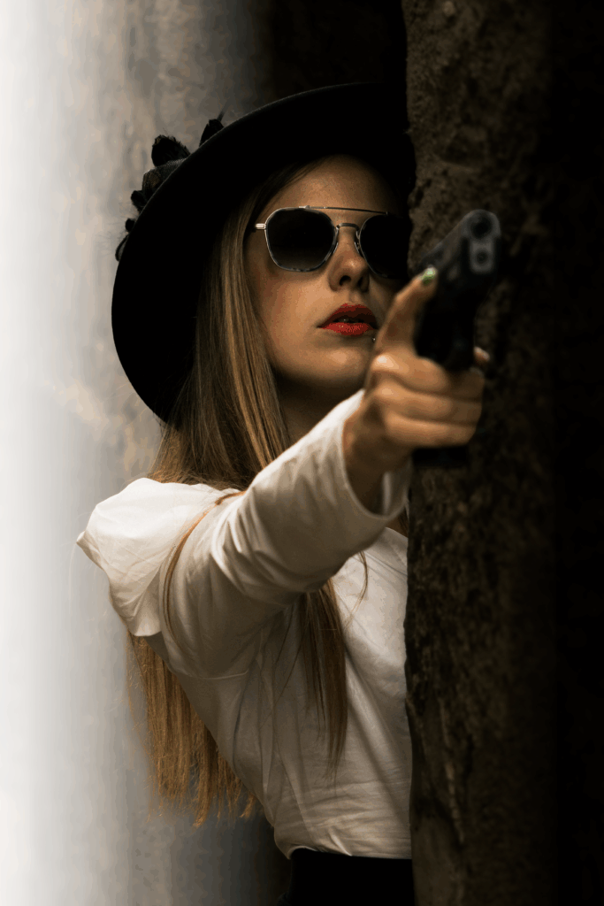 Photo vintage - Femme tenant un pistolet en action