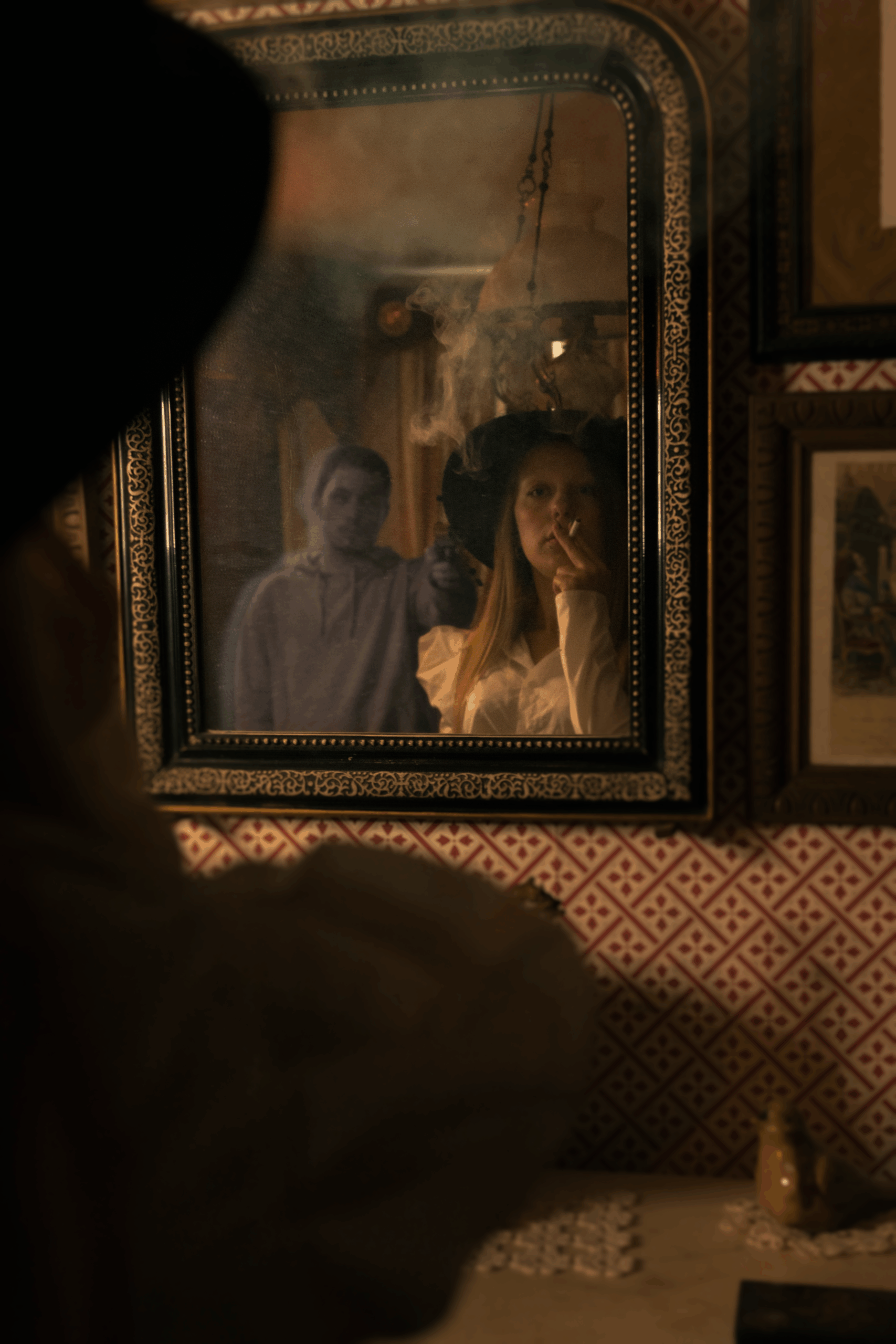 Photo portrait genève - Photographe vintage, homme fantome braque une femme vue à travers le miroir