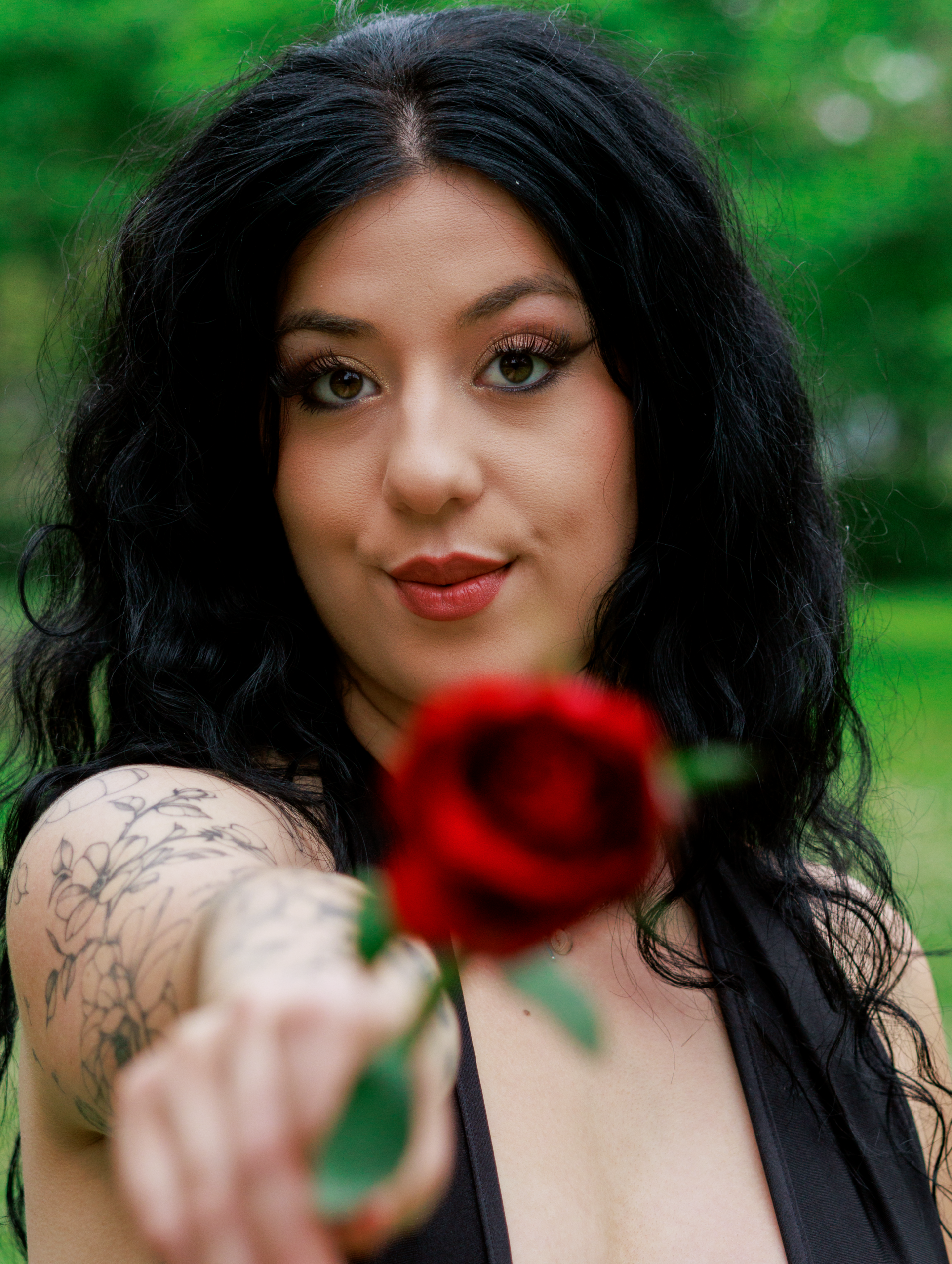 Photographe Portrait femme tenant une rose
