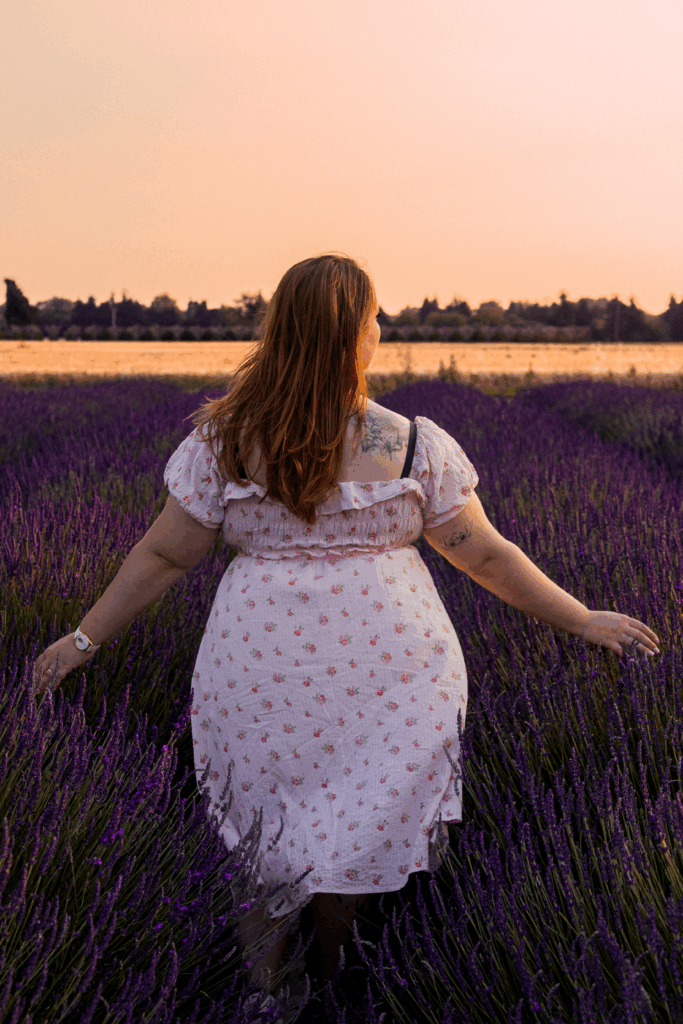 Photo portrait femme dans un champ de lavande