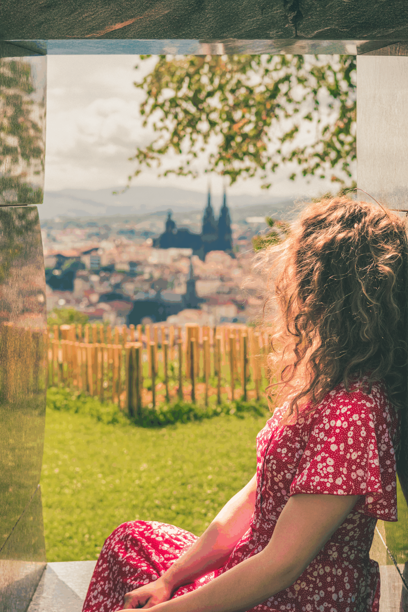 Photographe portrait femme - cadre dans le cadre avec la cathédrale de clermont dans le fond