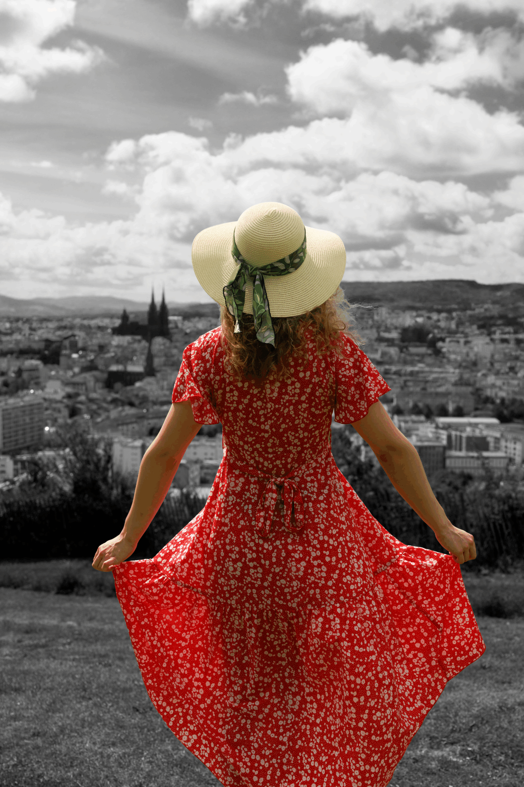 Photographe vintage - Femme colorée dans un décor noir et blanc