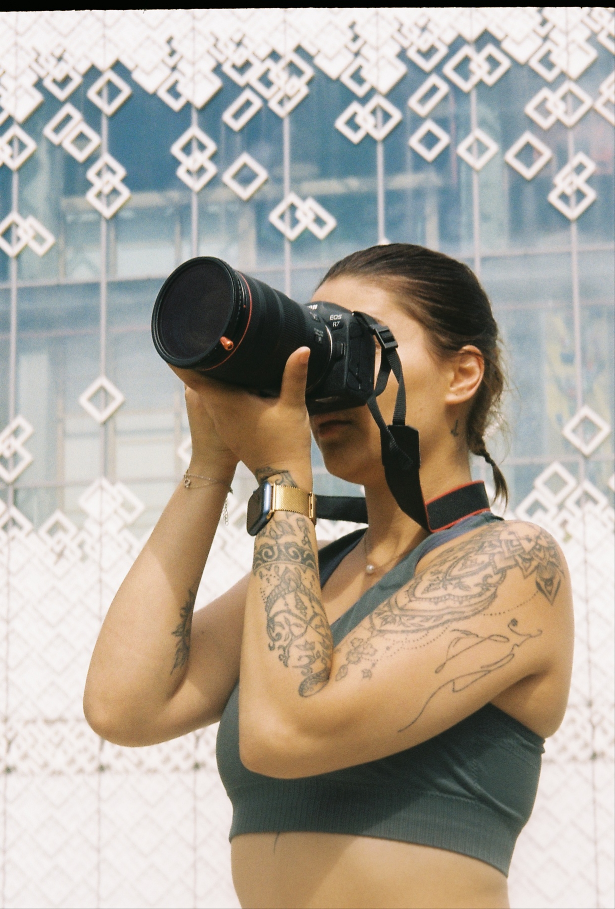 Photo vintage argentique, femme tenant appareil photo hybride