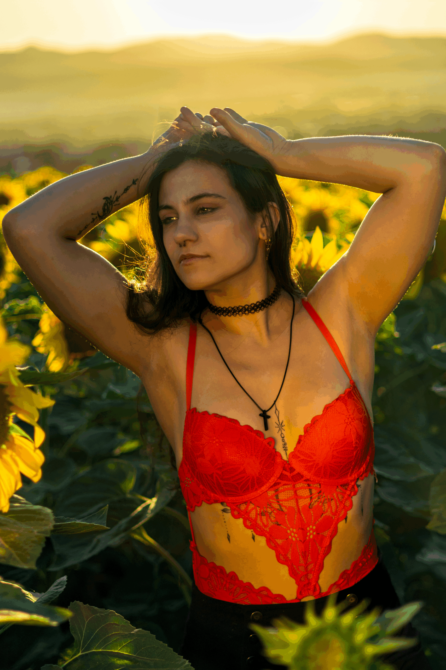 Photographe genève portrait femme dans un champ de tournesols