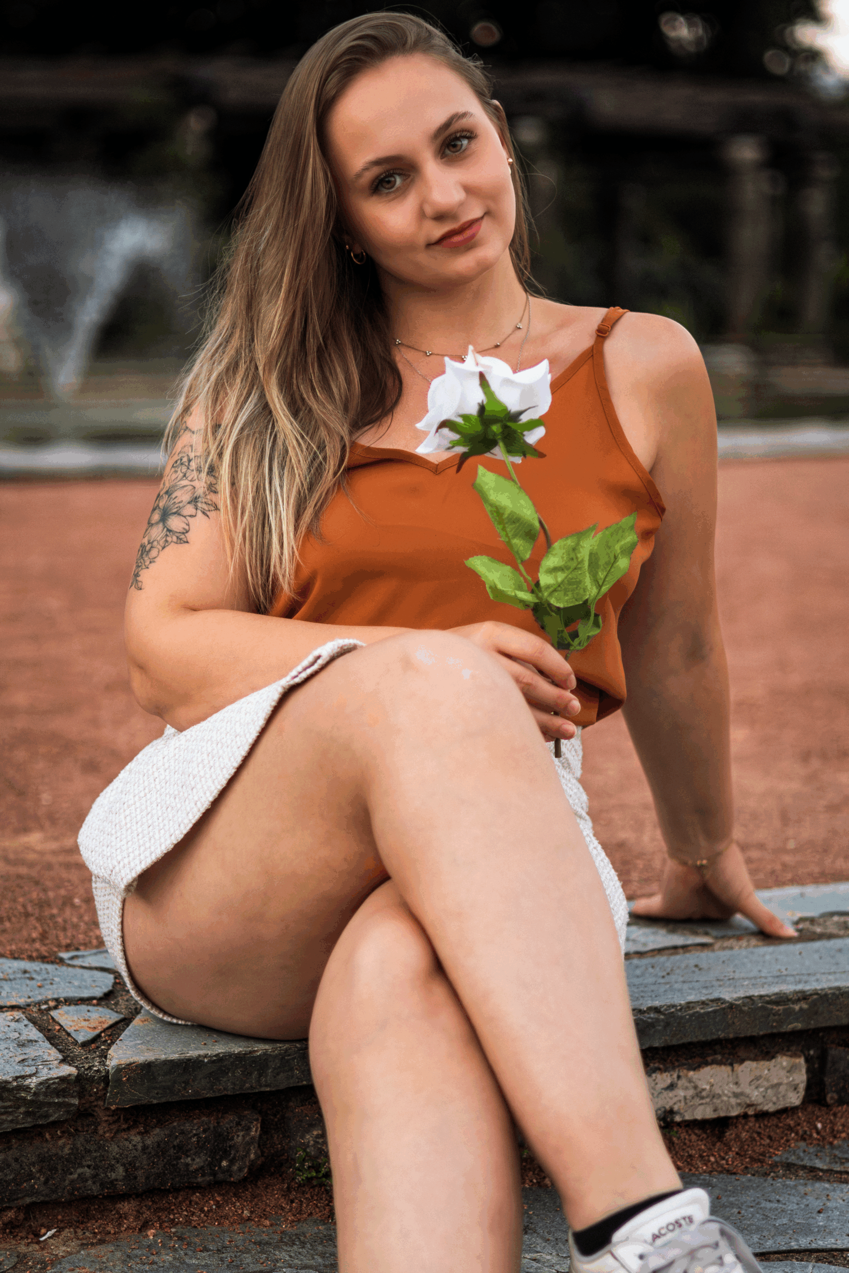 Photographe lyon portrait - Photo portrait femme au parc de la tête d'or tenant une rose blanche dans la main