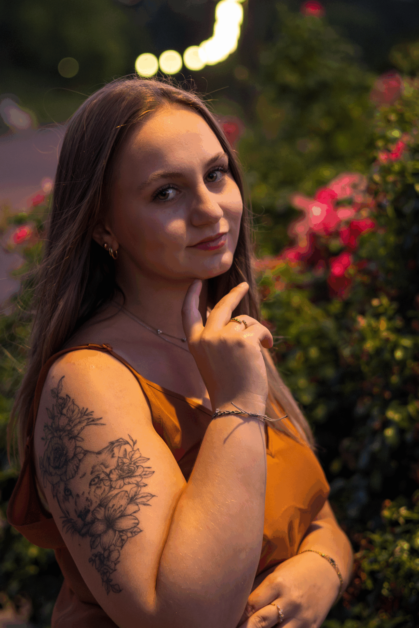 Portrait Lyon - Image d'un femme au parc de la tête d'or illuminée par les lanternes