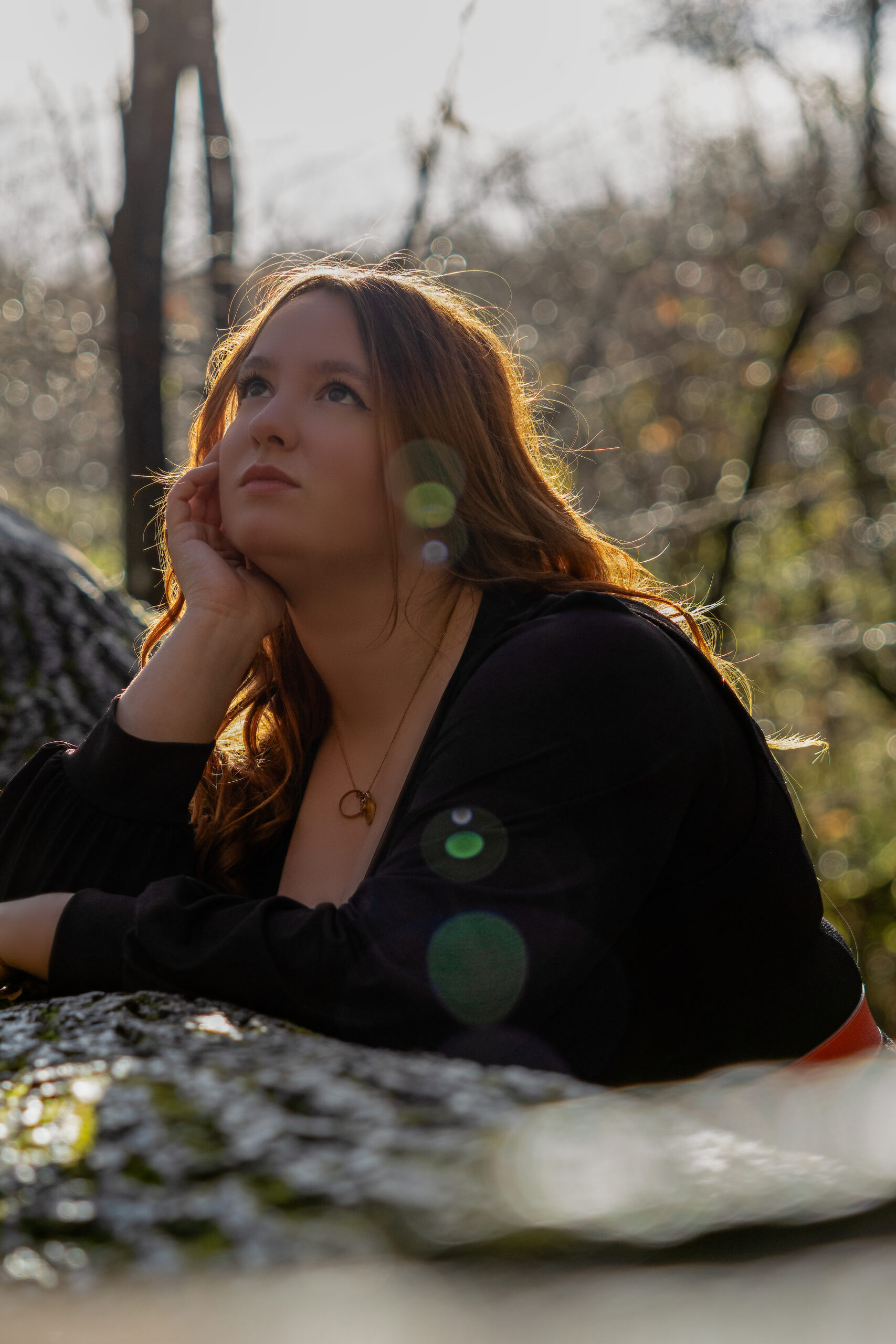 Photographe portrait femme accoudée à un arbre