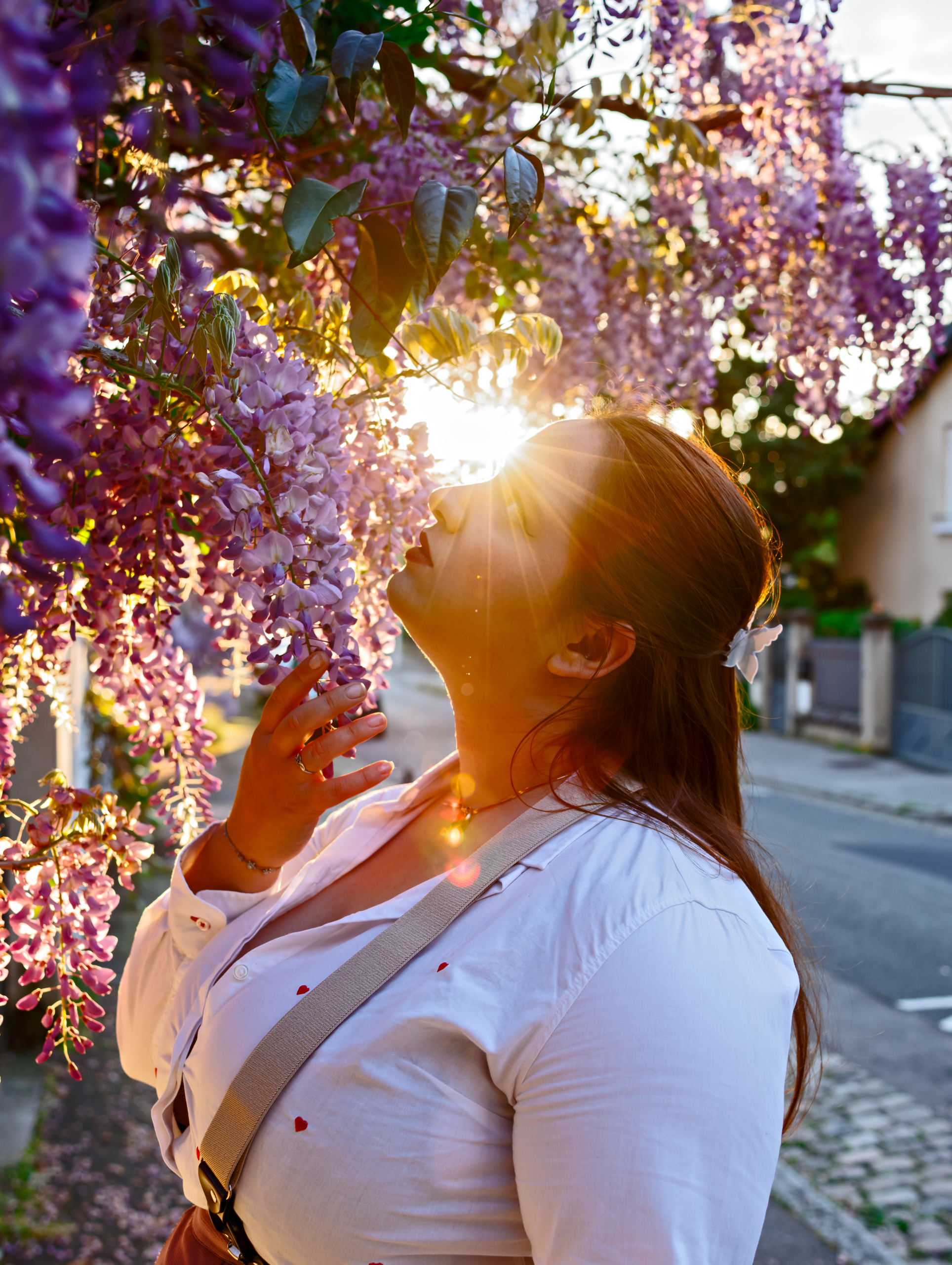 Photo portrait lyon - Femme et glycines au coucher de soleil
