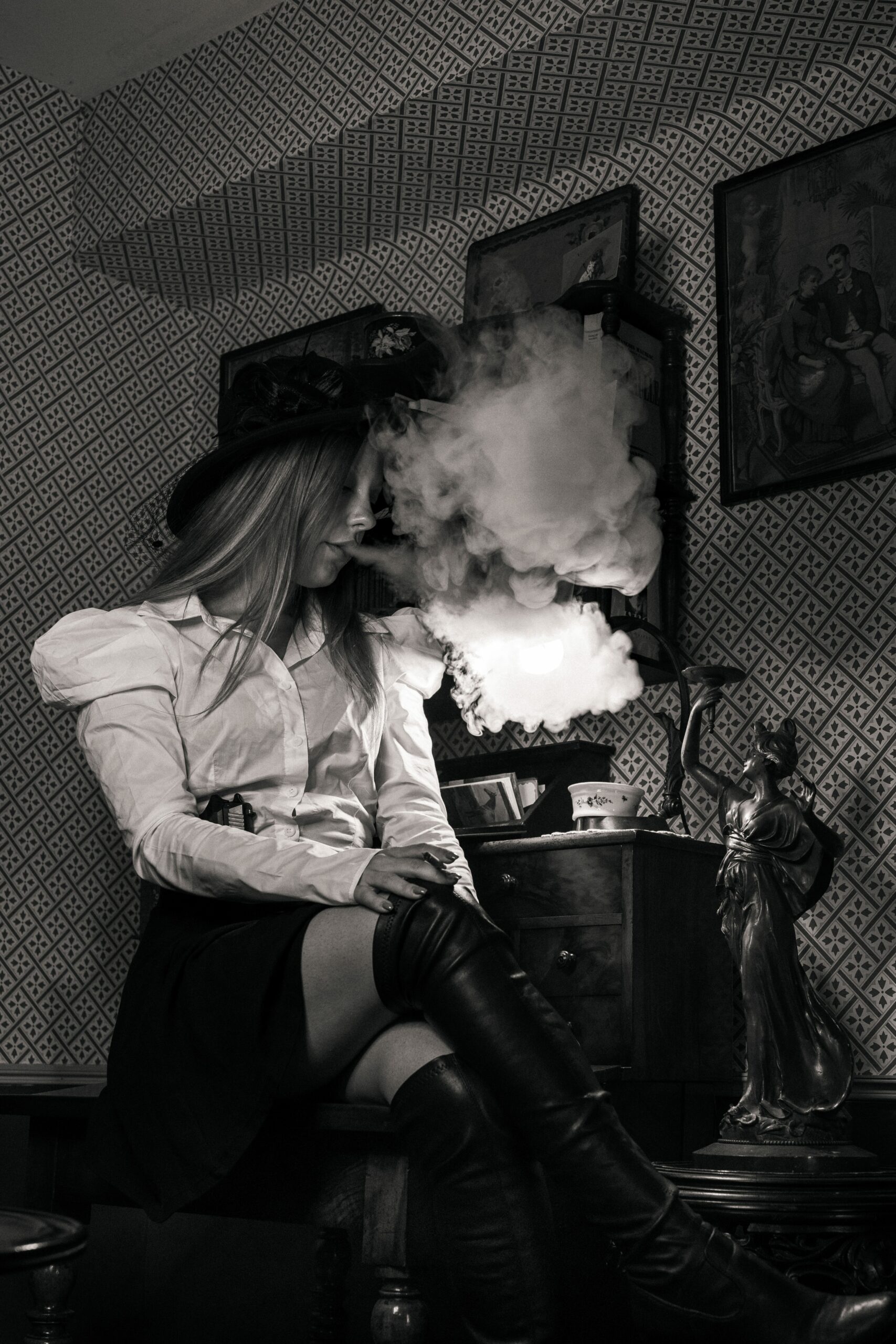 Photographe vintage - Image d'une femme soufflant de la fumée dans une ambiance enquêtrice