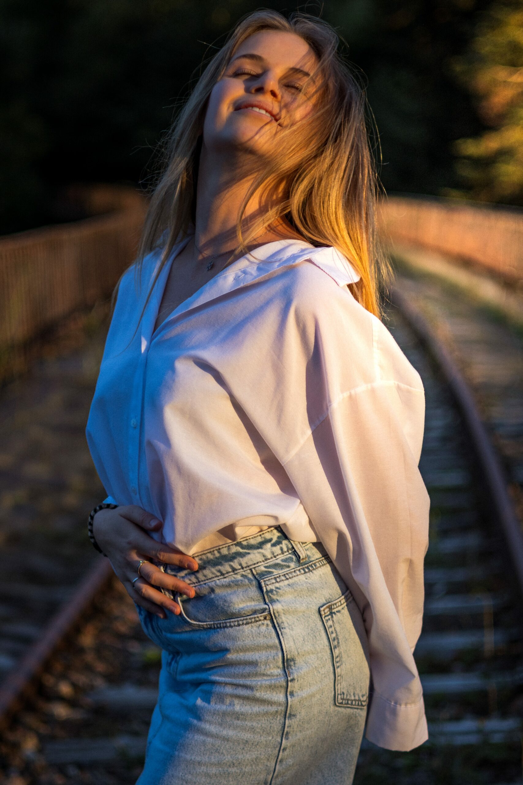 Photographe portrait - Femme au centre de rligne de chemin de fer