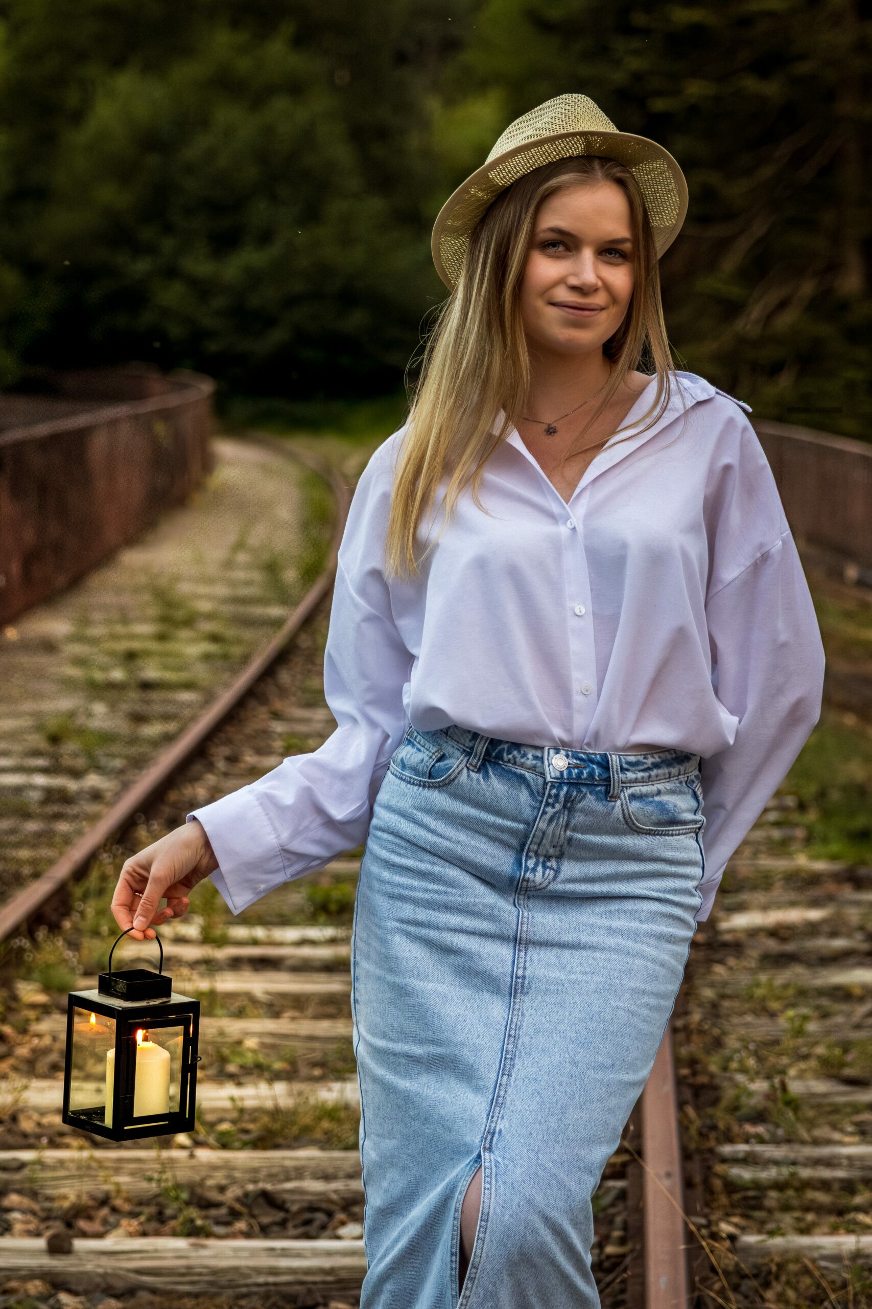 photo portrait Femme au centre de ligne de chemin de fer tenant une lampe