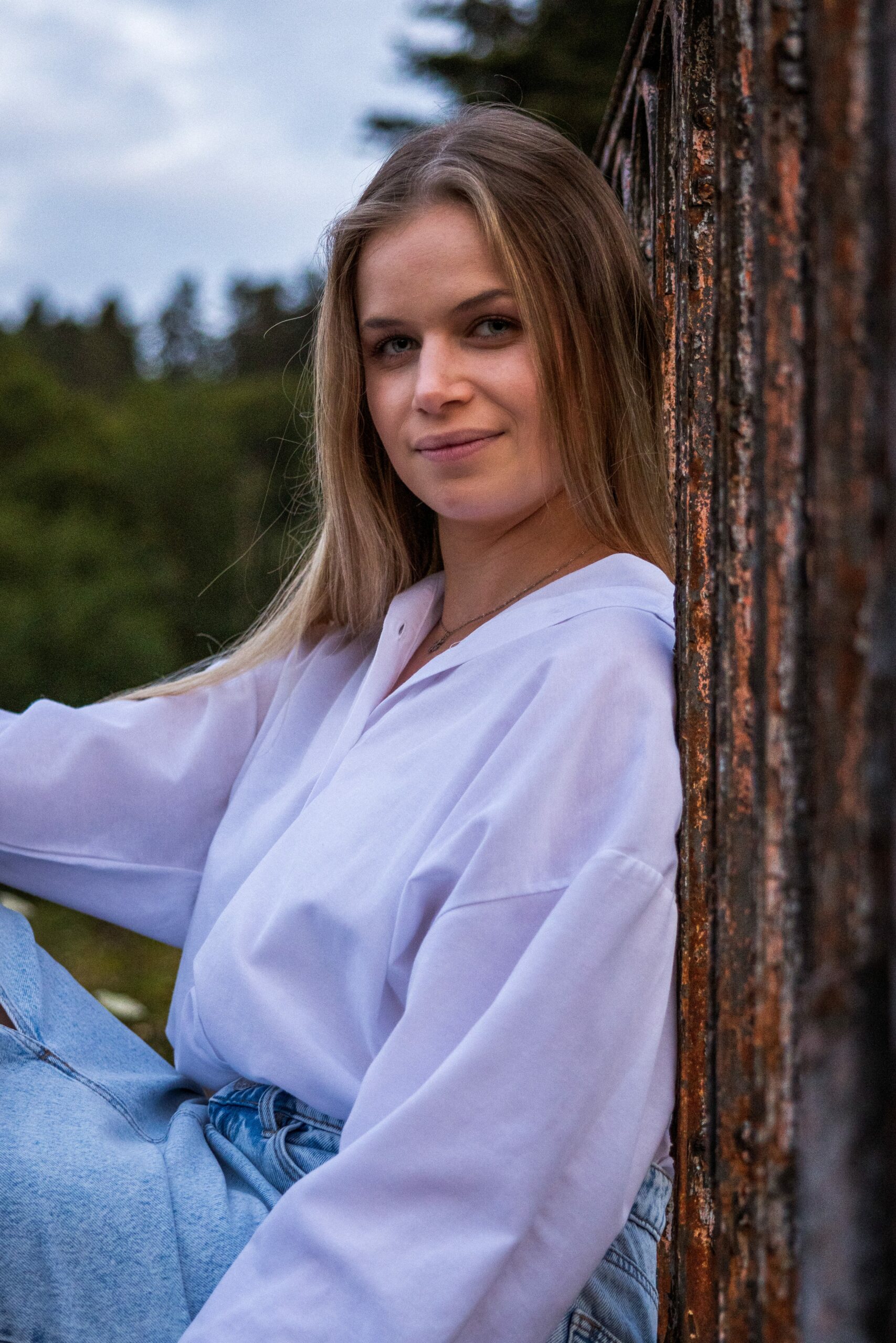Shooting portrait, Femme adossée à une rembarde