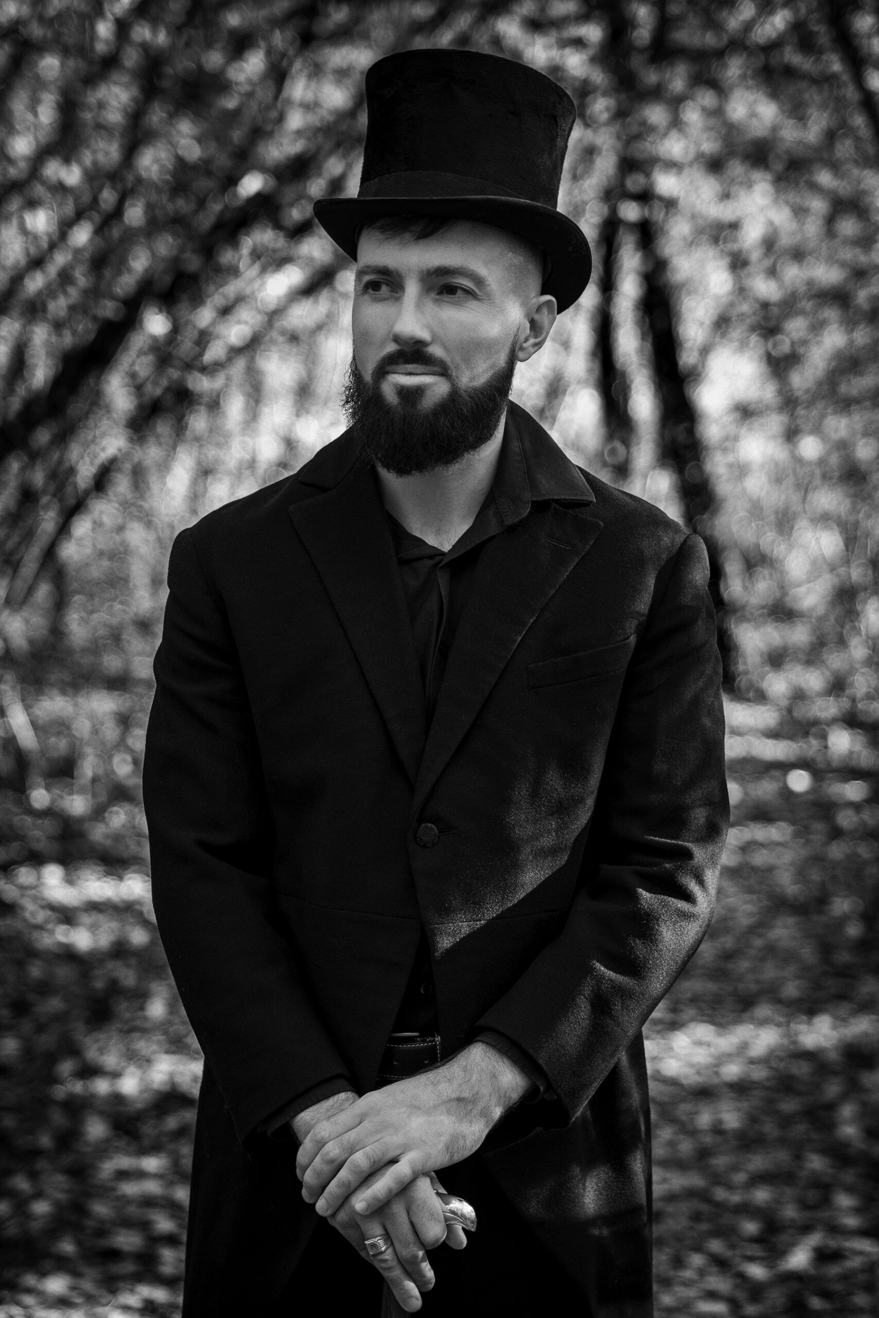 Portrait d'un homme dans les bois costumé