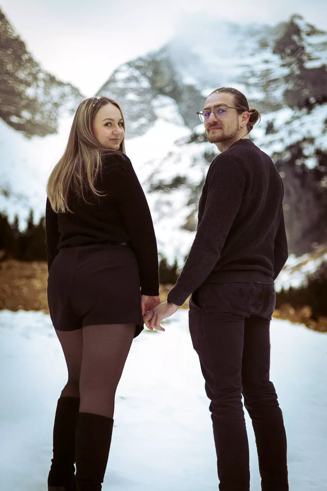 Couple au sommet, paysage alpin