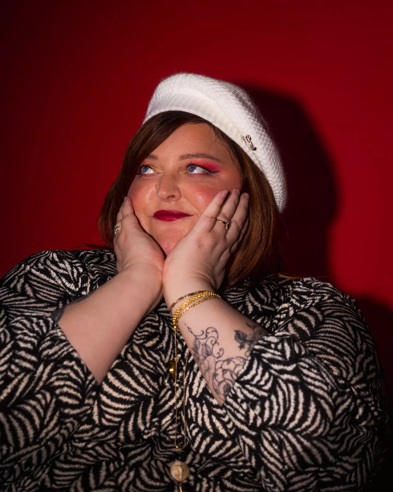 Portrait couple montagne enneigée